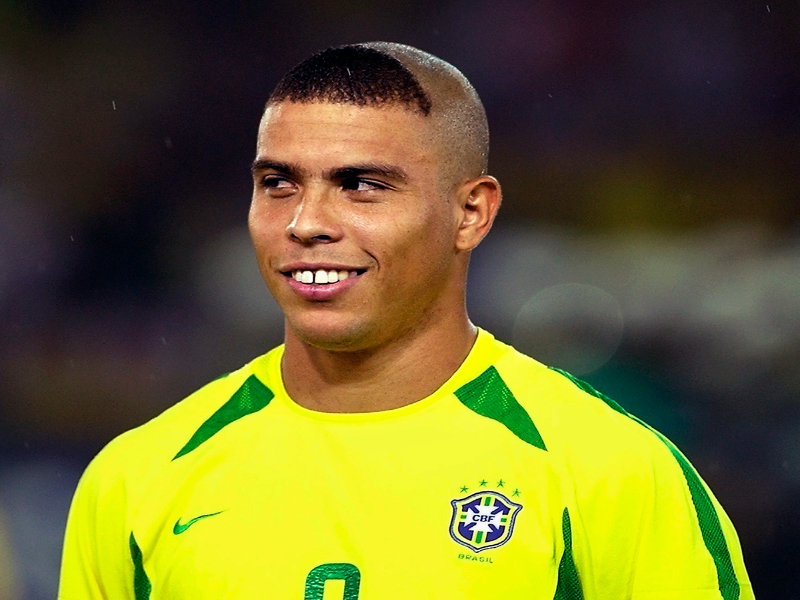 Cầu thủ có nhiều danh hiệu cá nhân nhất: Ronaldo (Brazil) – 6 giải thưởng